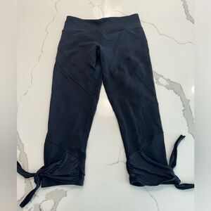 Lululemon sauce crops size 6